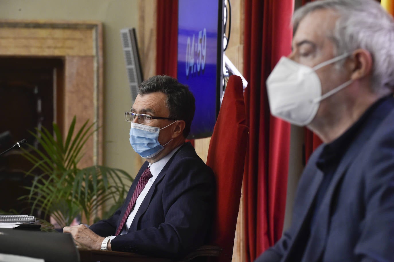 Con la única abstención de los tres concejales de Vox, el Plan de Soporte Social y Activación Económica del municipio de Murcia ha salido adelante esta mañana en el Pleno extraordinario con el apoyo de los grupos de gobierno en coalición.