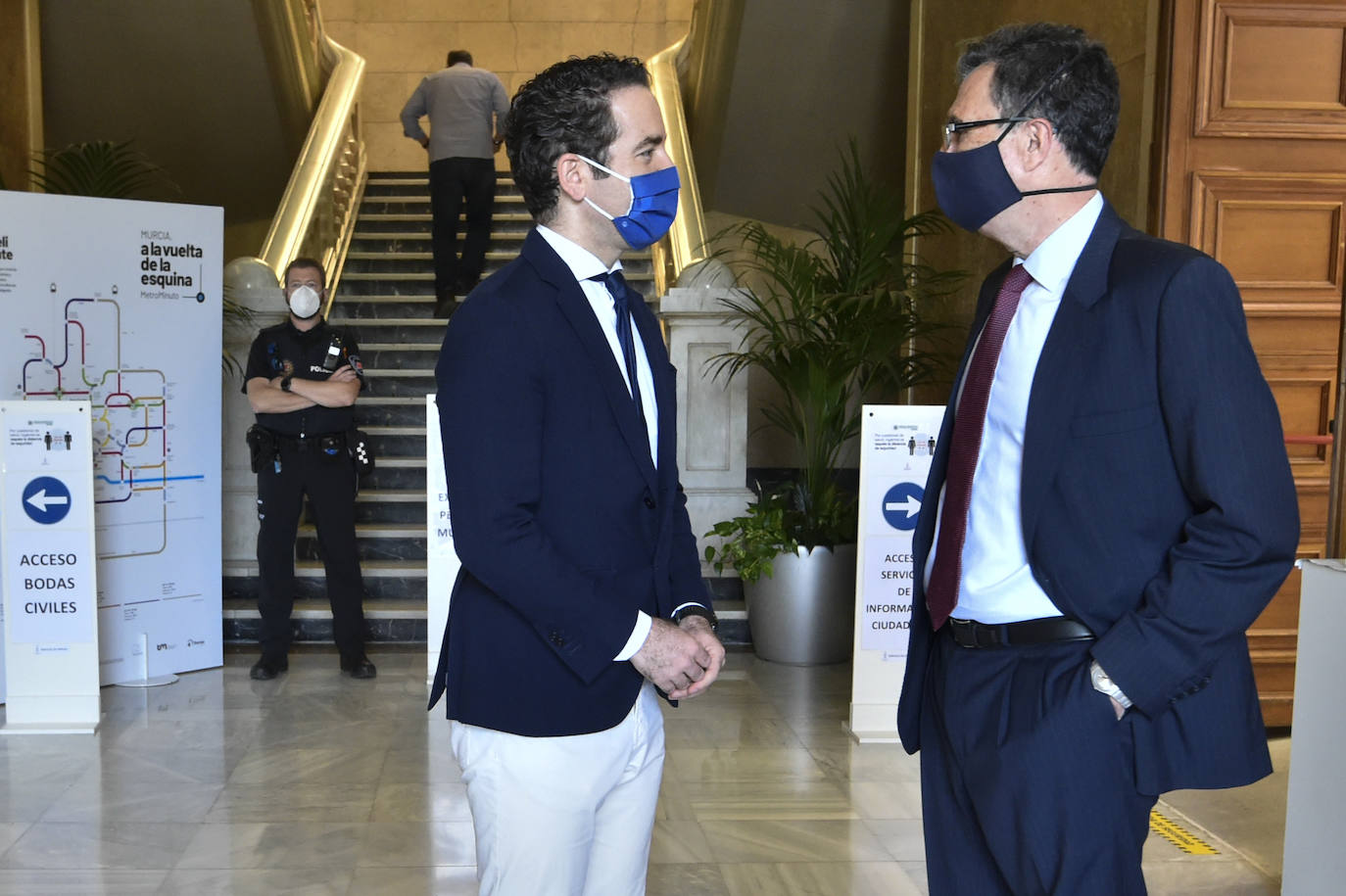 Con la única abstención de los tres concejales de Vox, el Plan de Soporte Social y Activación Económica del municipio de Murcia ha salido adelante esta mañana en el Pleno extraordinario con el apoyo de los grupos de gobierno en coalición.