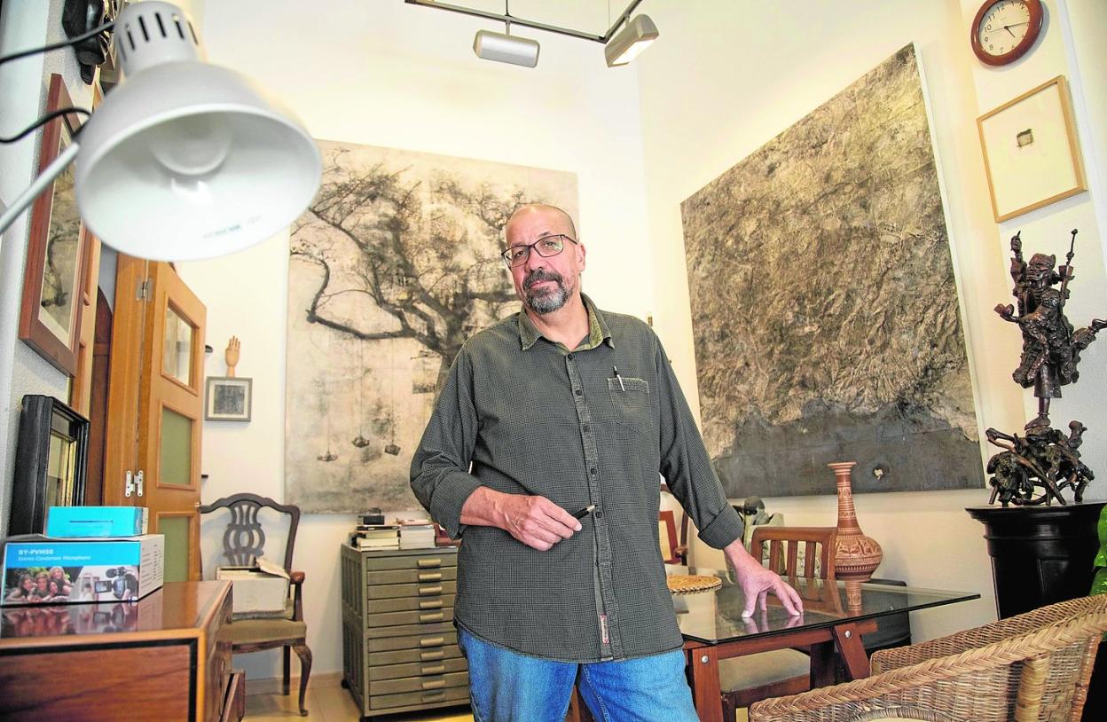 Luis González-Adalid, en su casa de Cartagena. 