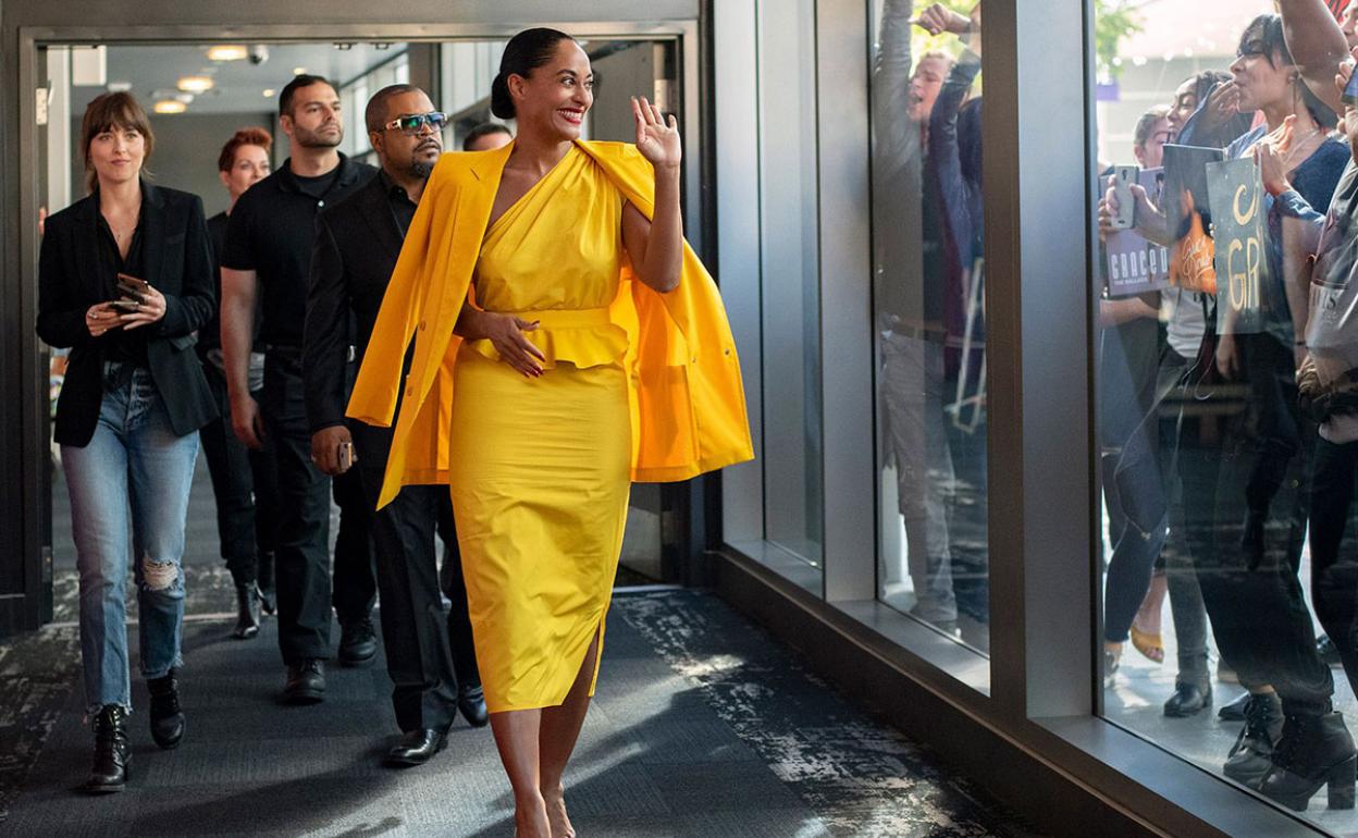 Tracee Ellis Ross, en primer plano, protagoniza 'Personal Assistant'. 
