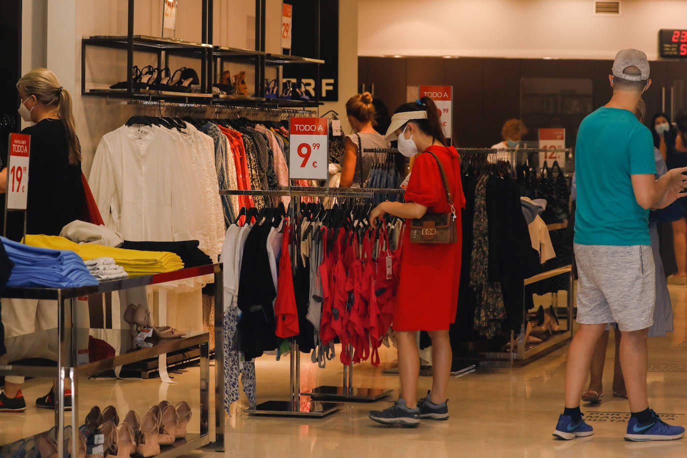 Fotos: Primeras rebajas en Murcia con mascarilla y distancia social