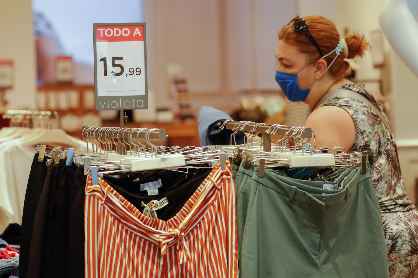 Fotos: Primeras rebajas en Murcia con mascarilla y distancia social