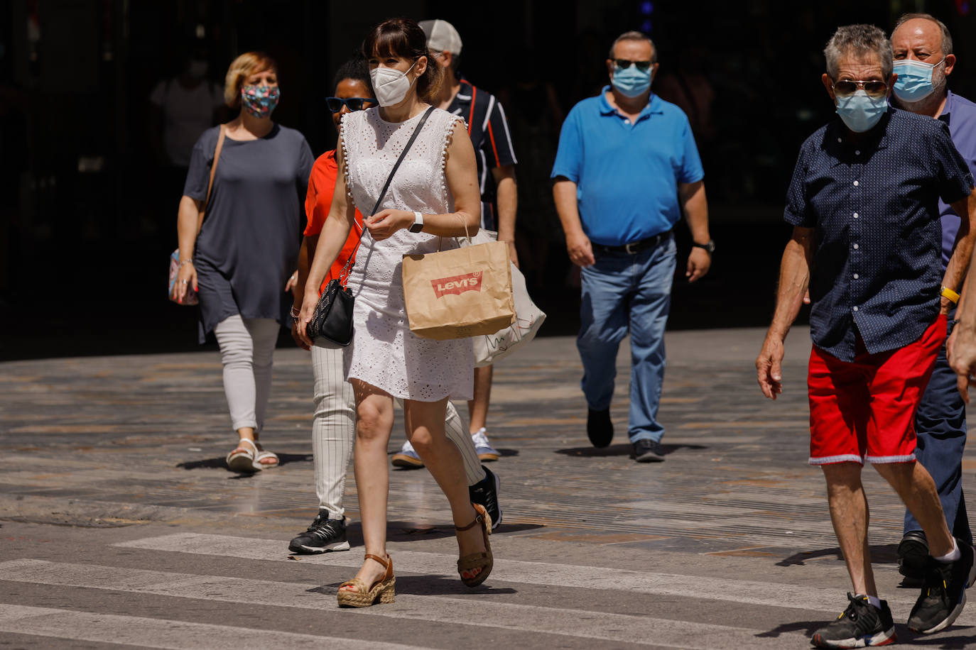 Fotos: Primeras rebajas en Murcia con mascarilla y distancia social