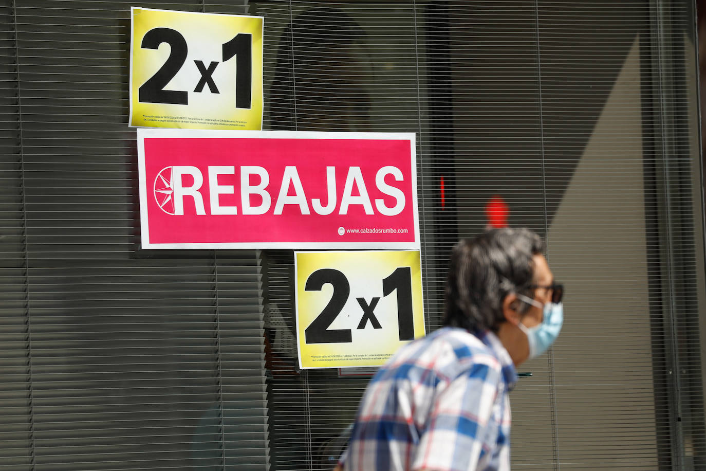 Fotos: Primeras rebajas en Murcia con mascarilla y distancia social