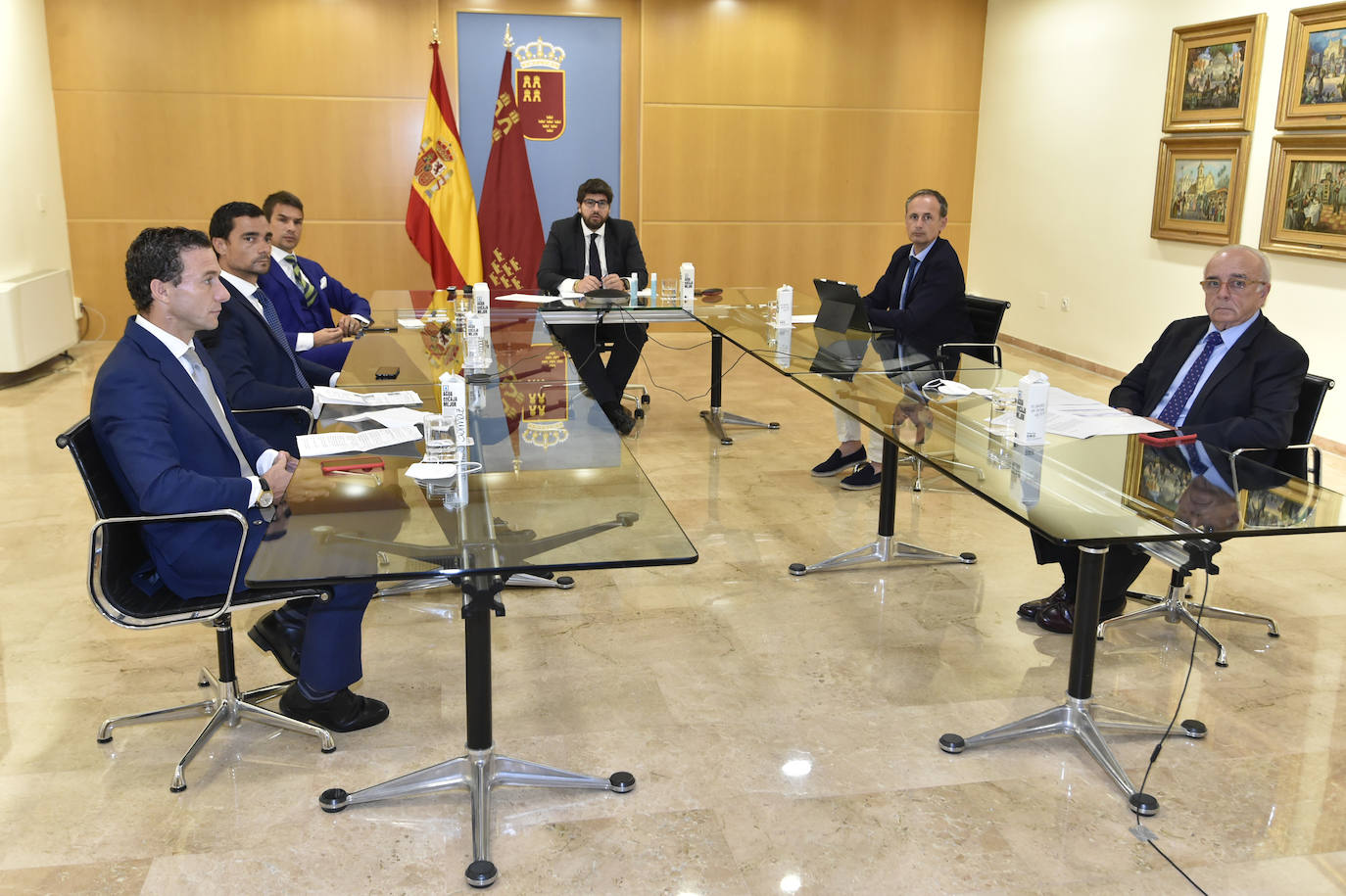 El presidente de la Comunidad, Fernando López Miras, se reunió ayer con representantes de la Fundación del Toro de Lidia.