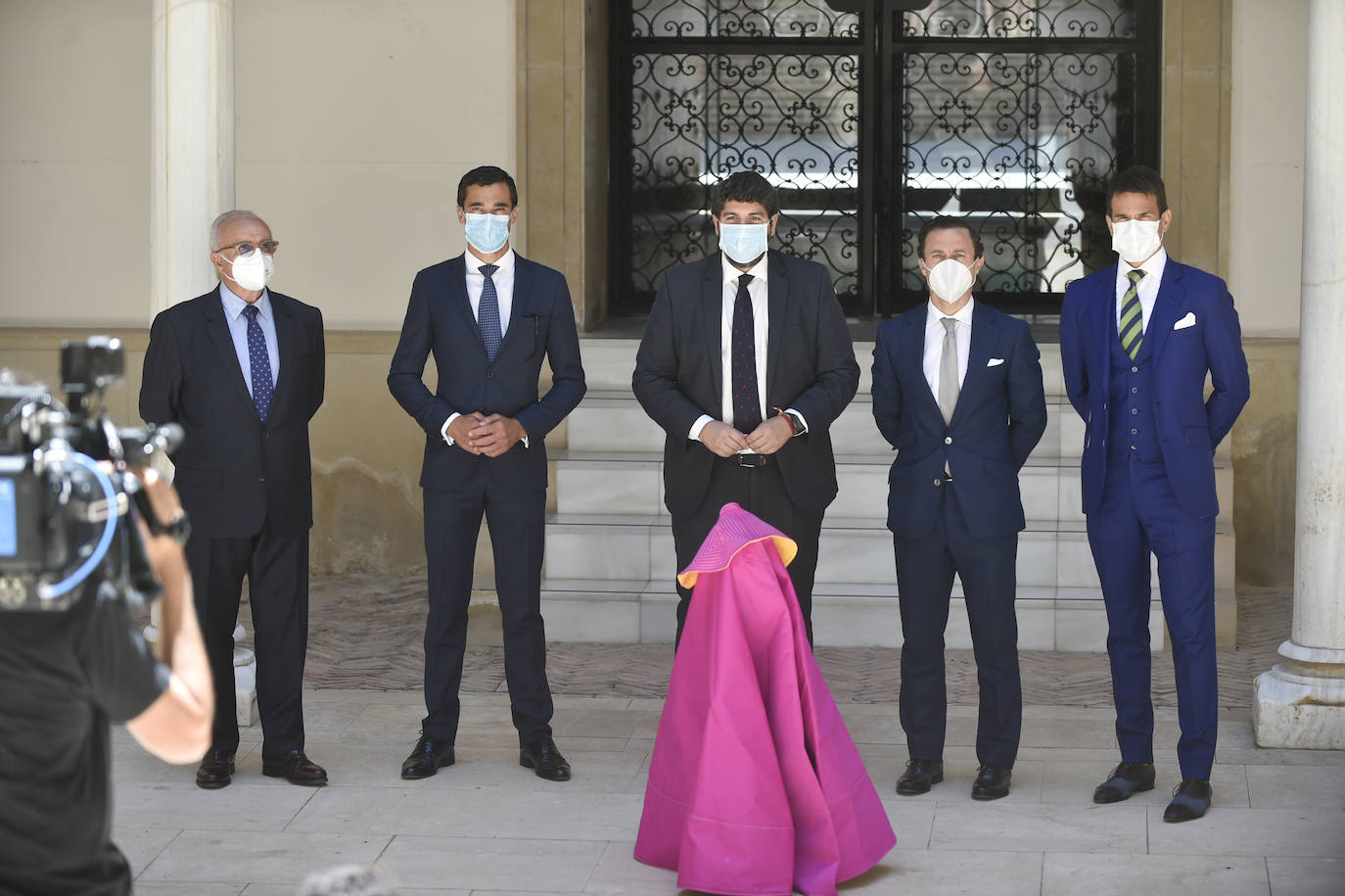 El presidente de la Comunidad, Fernando López Miras, se reunió ayer con representantes de la Fundación del Toro de Lidia.