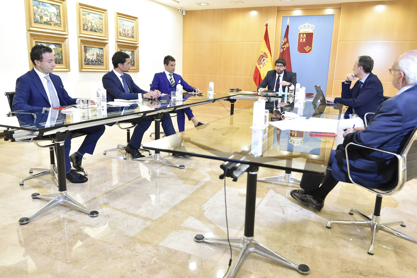 El presidente de la Comunidad, Fernando López Miras, se reunió ayer con representantes de la Fundación del Toro de Lidia.