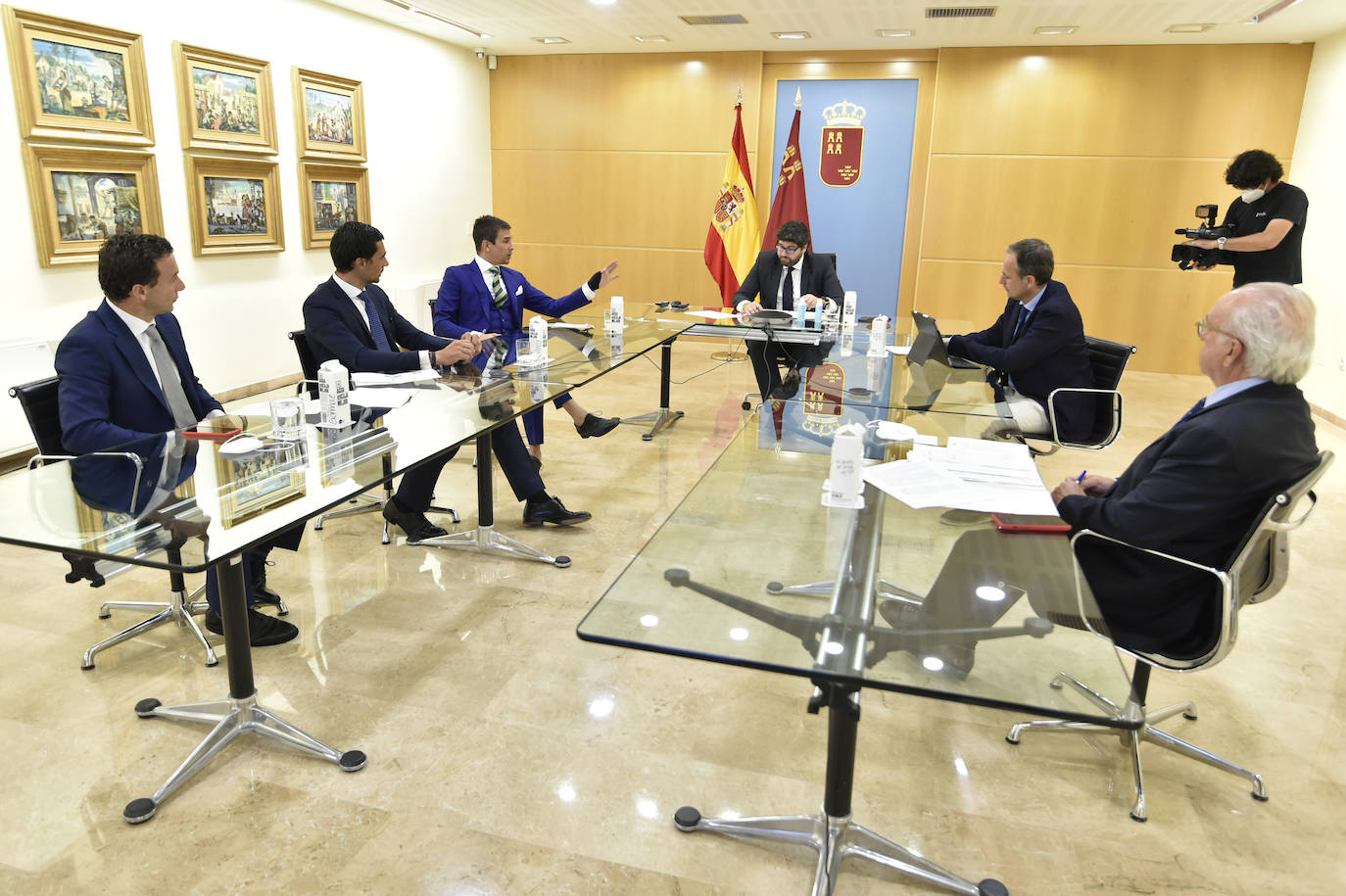 El presidente de la Comunidad, Fernando López Miras, se reunió ayer con representantes de la Fundación del Toro de Lidia.