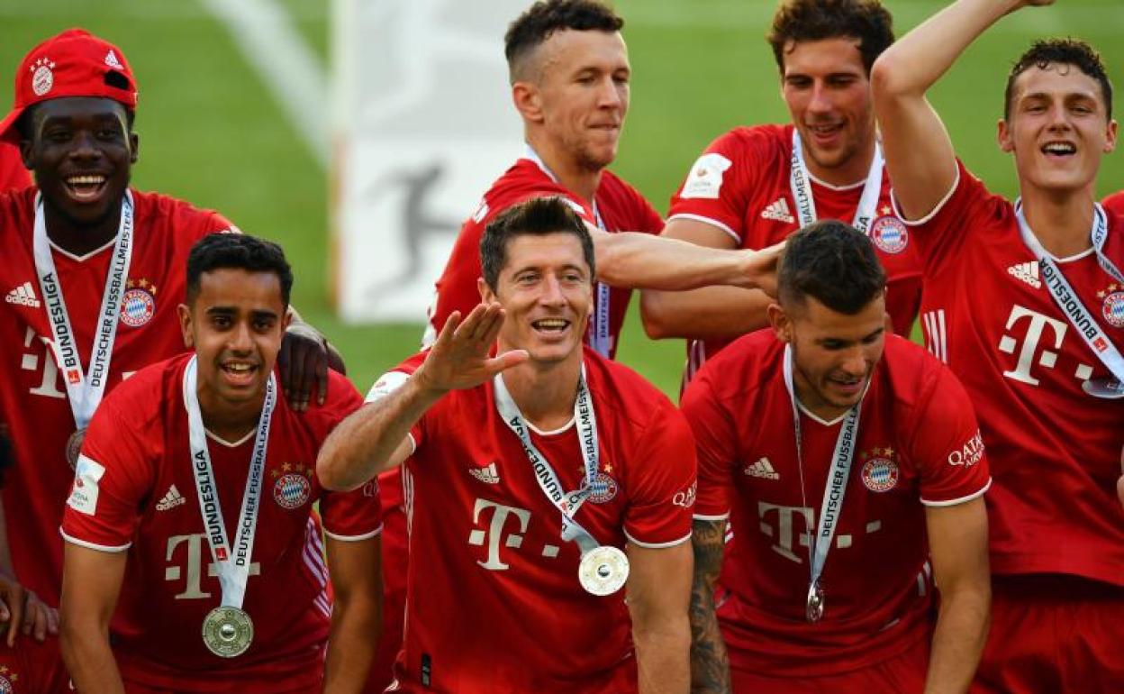 Los jugadores del Bayern celebran la conquista de la Bundesliga. 