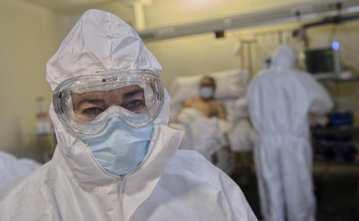 Un sanitario del hospital Morales Meseguer, en Murcia, en una foto de archivo.