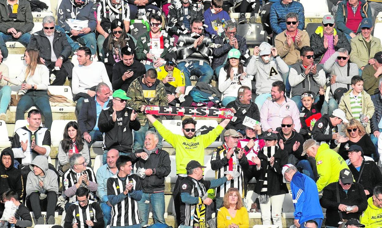 Aficionados de lateral rambla animando al Efesé en el partido ante el Marbella del pasado 1 de marzo. 
