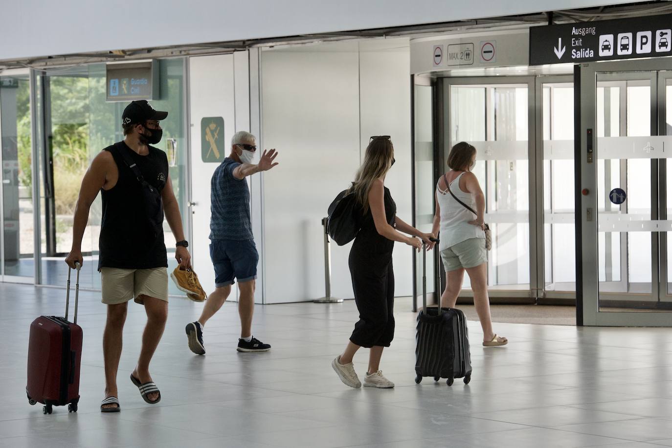 Fotos: Aterriza en el aeropuerto de Corvera el primer vuelo tras la pandemia