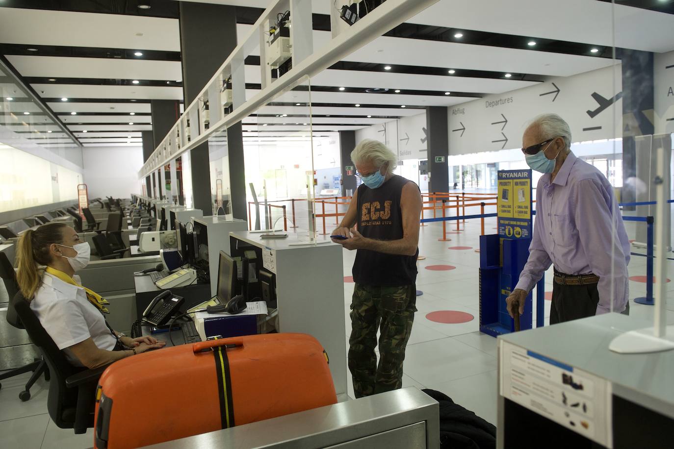Fotos: Aterriza en el aeropuerto de Corvera el primer vuelo tras la pandemia