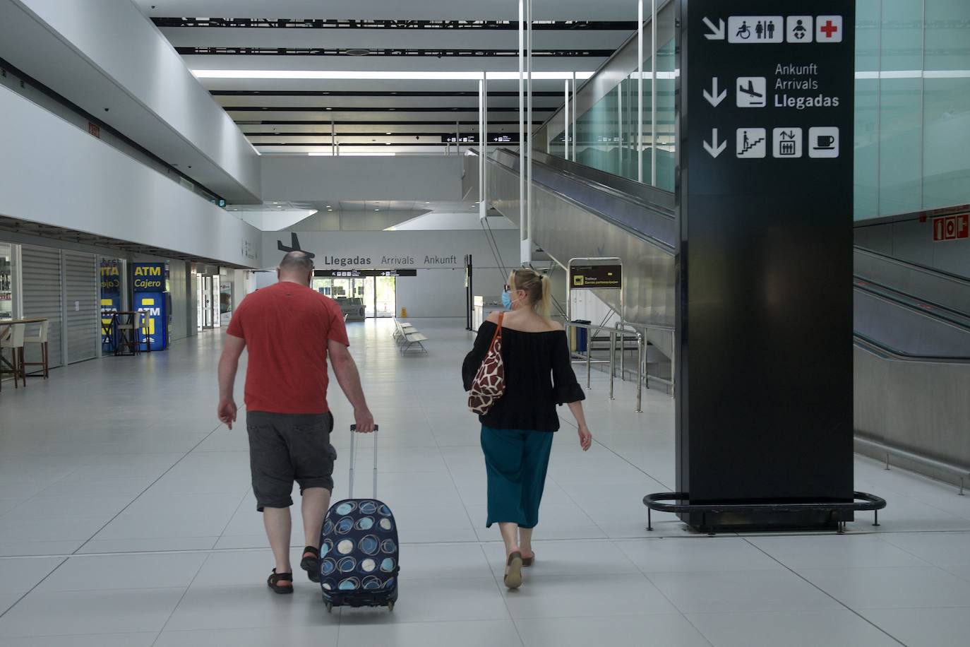 Fotos: Aterriza en el aeropuerto de Corvera el primer vuelo tras la pandemia