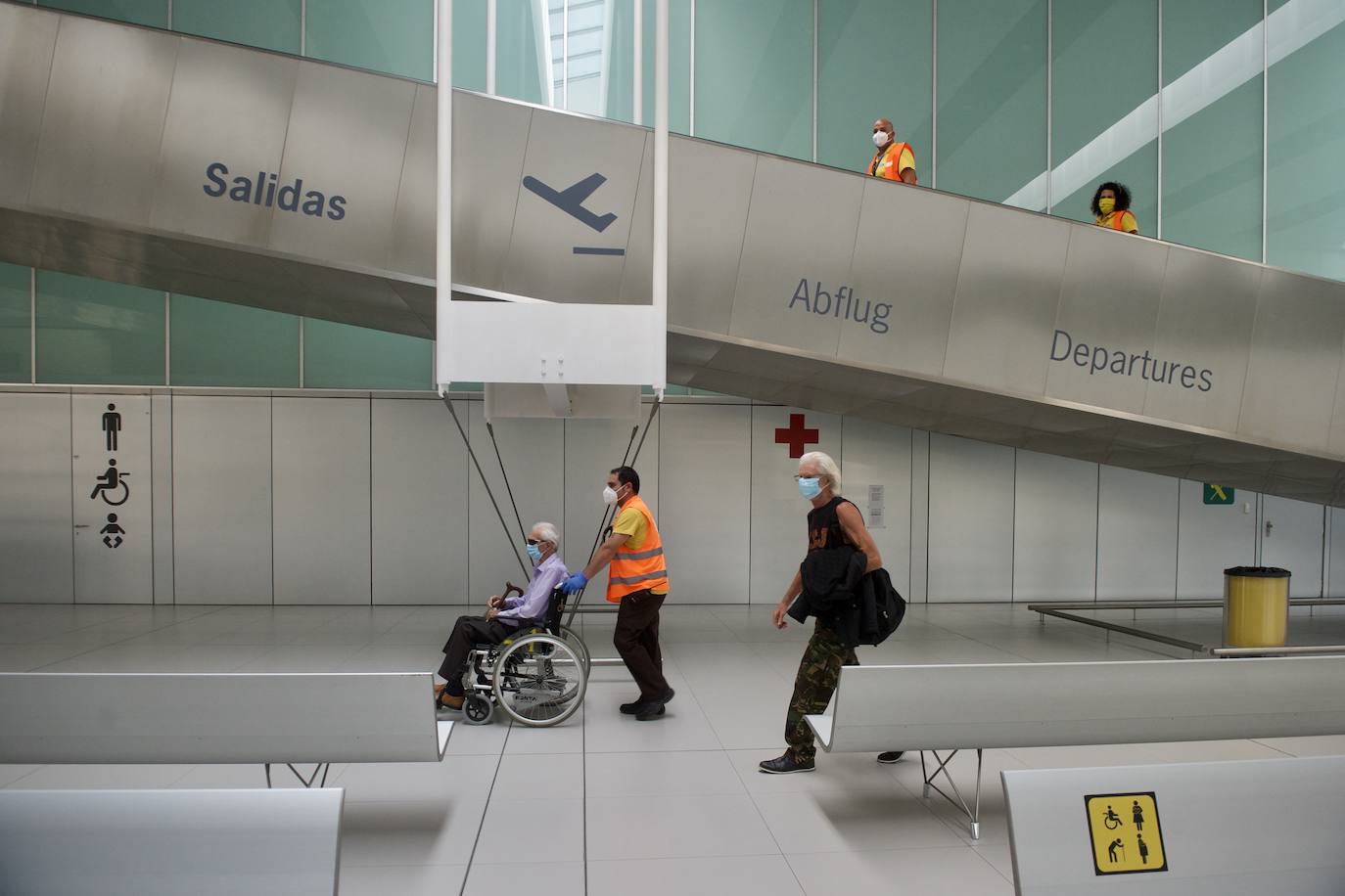 Fotos: Aterriza en el aeropuerto de Corvera el primer vuelo tras la pandemia