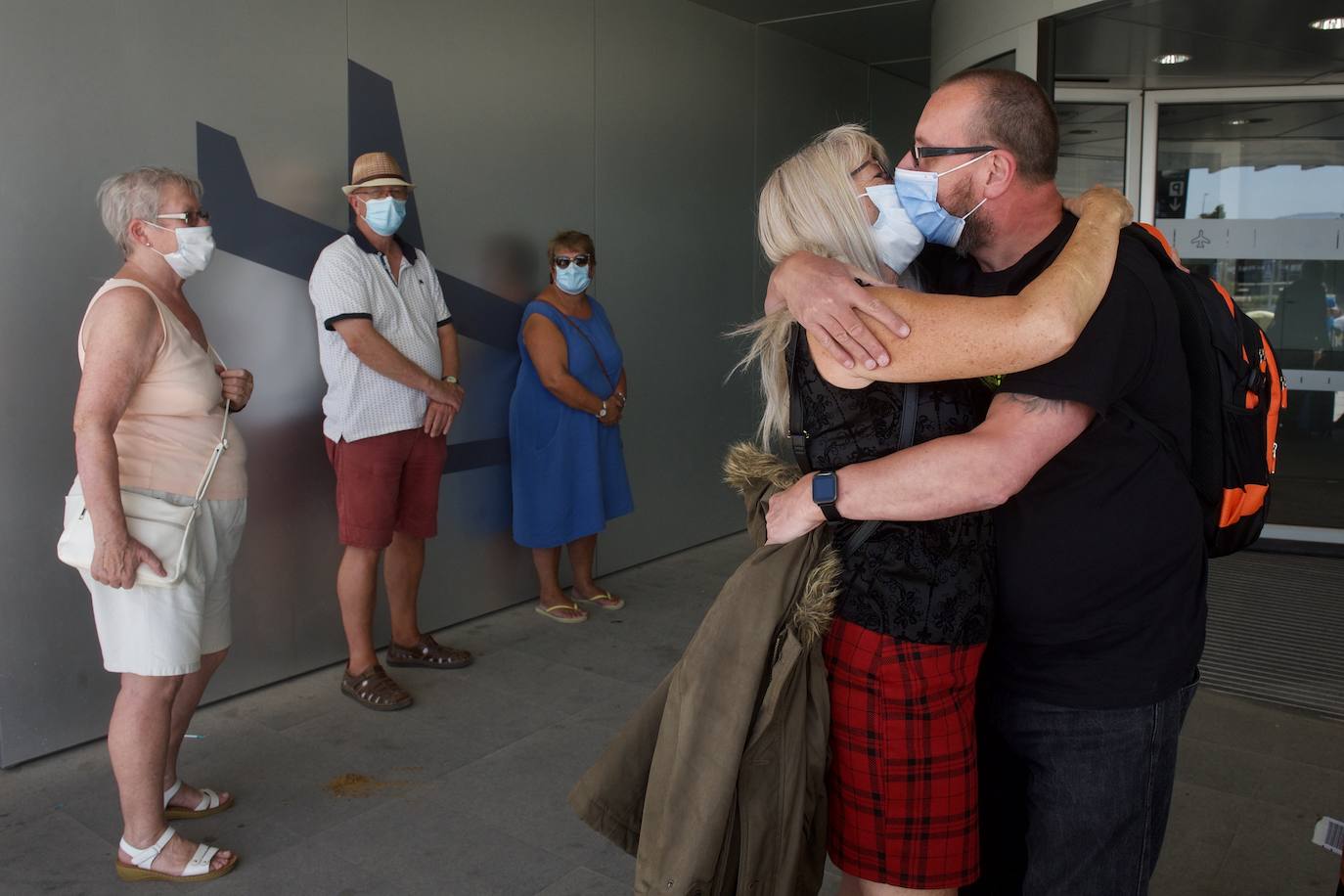 Fotos: Aterriza en el aeropuerto de Corvera el primer vuelo tras la pandemia