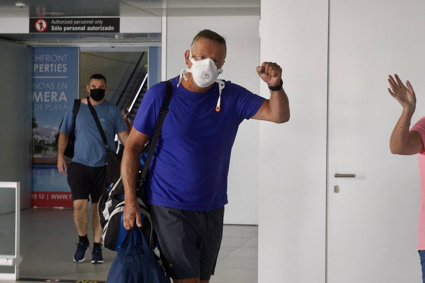 Fotos: Aterriza en el aeropuerto de Corvera el primer vuelo tras la pandemia