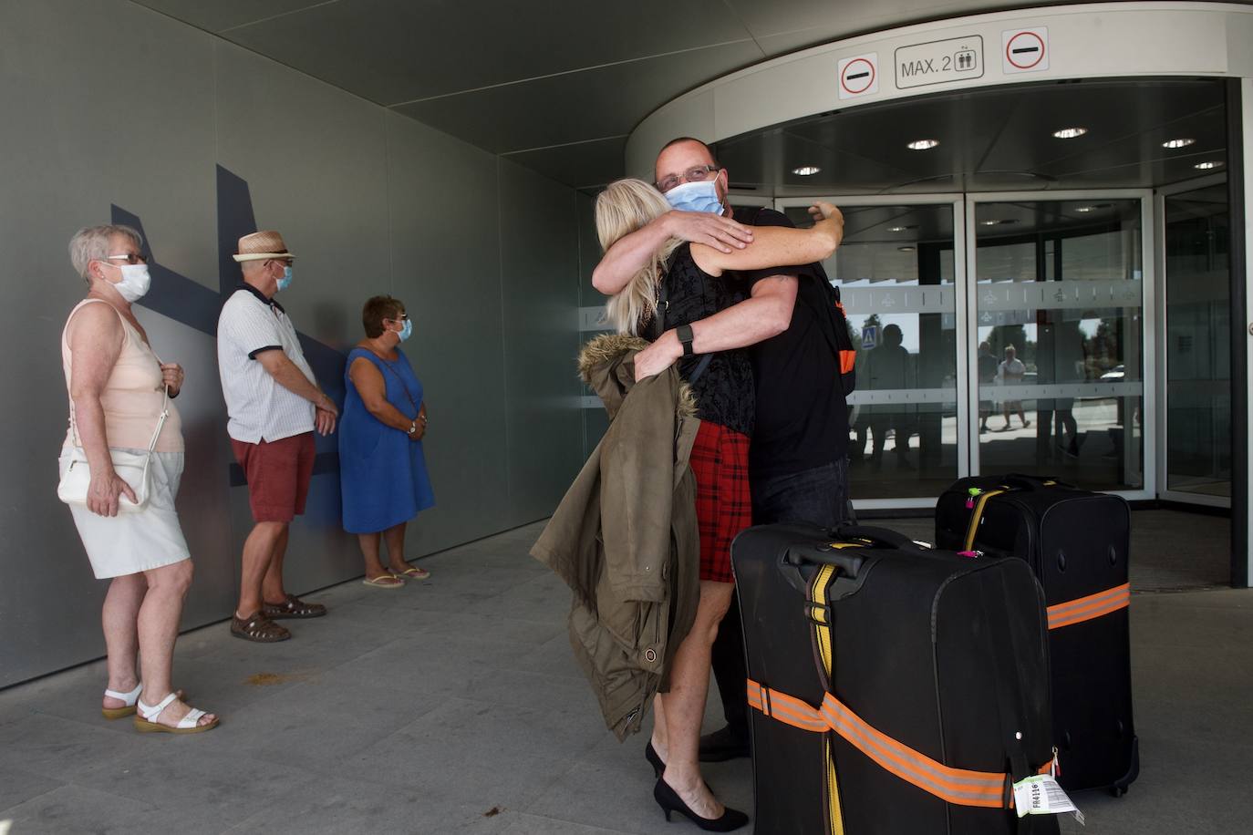 Fotos: Aterriza en el aeropuerto de Corvera el primer vuelo tras la pandemia