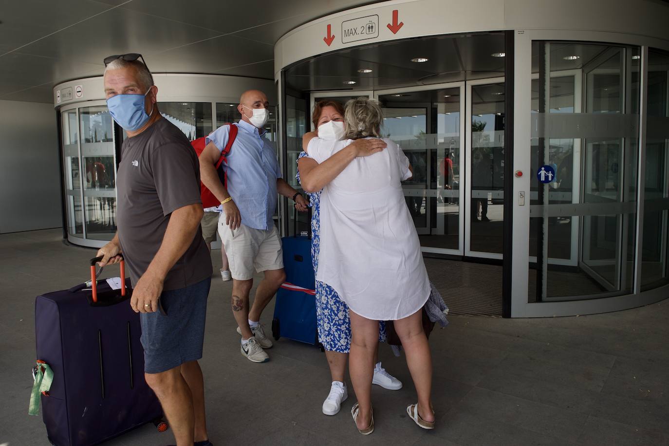 Fotos: Aterriza en el aeropuerto de Corvera el primer vuelo tras la pandemia