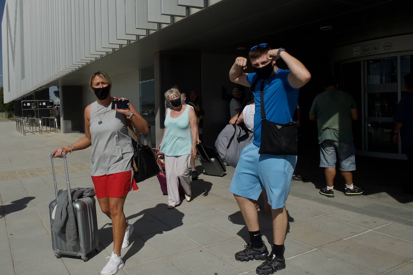 Fotos: Aterriza en el aeropuerto de Corvera el primer vuelo tras la pandemia