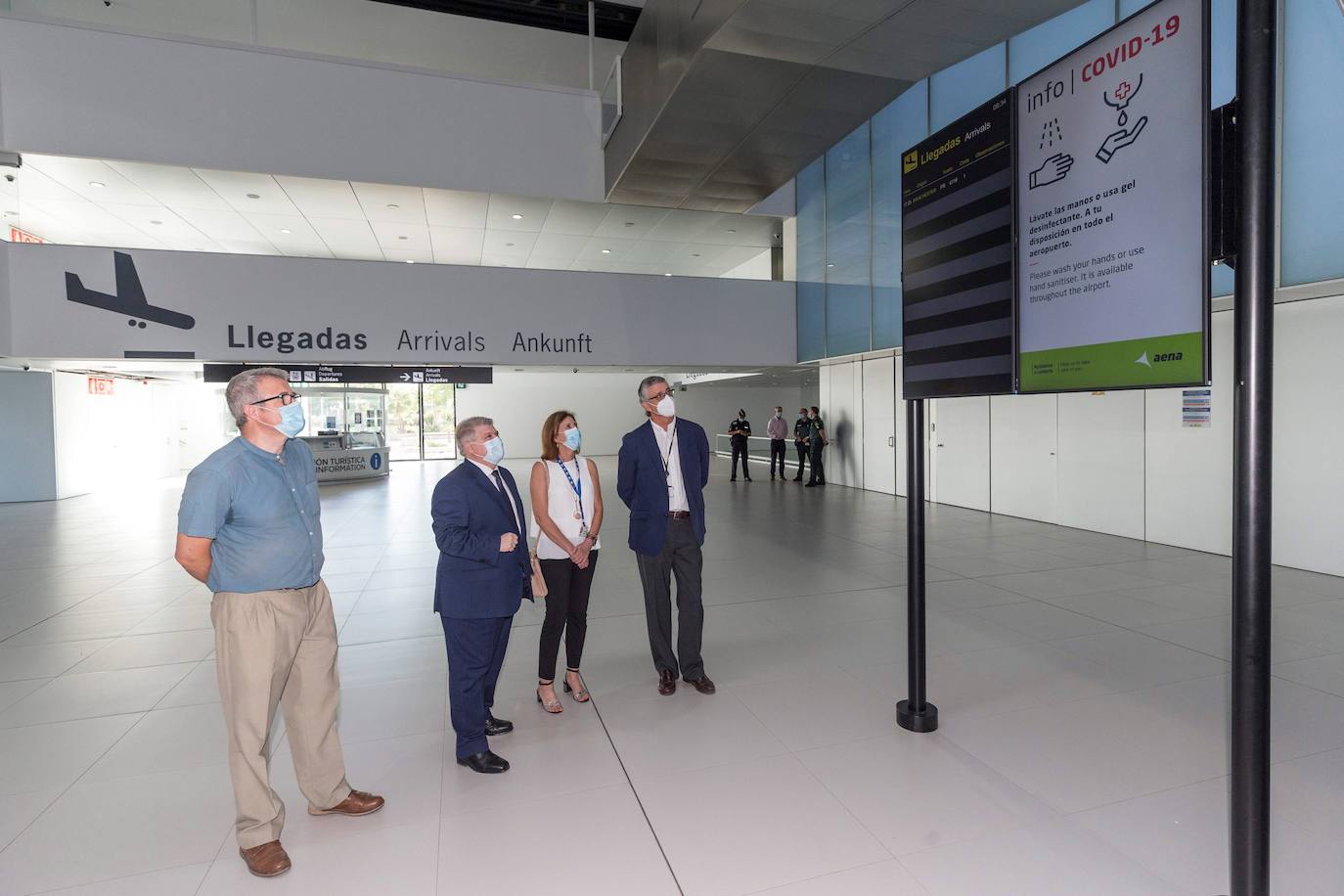 Fotos: Aterriza en el aeropuerto de Corvera el primer vuelo tras la pandemia