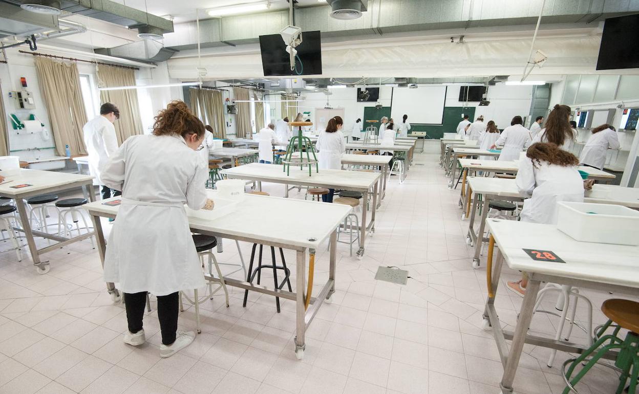 Examen en un aula de la Facultad de Medicina de la Universidad de Murcia. 