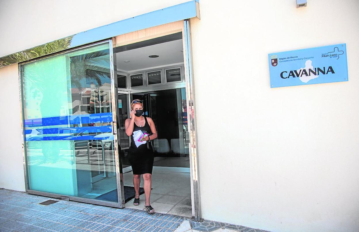 Una mujer sale del consultorio abierto en La Manga para reforzar la atención a turistas. 