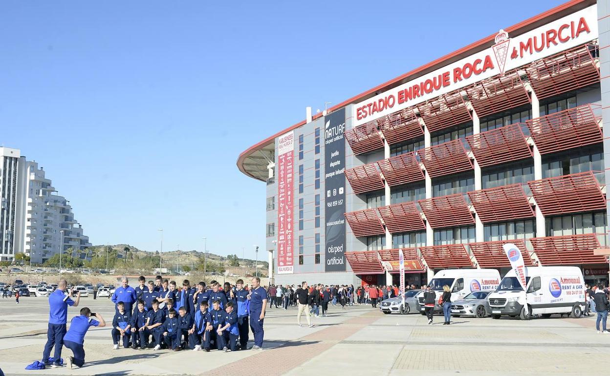 Aficionados en el estadio Enrique Roca en una foto de archivo.