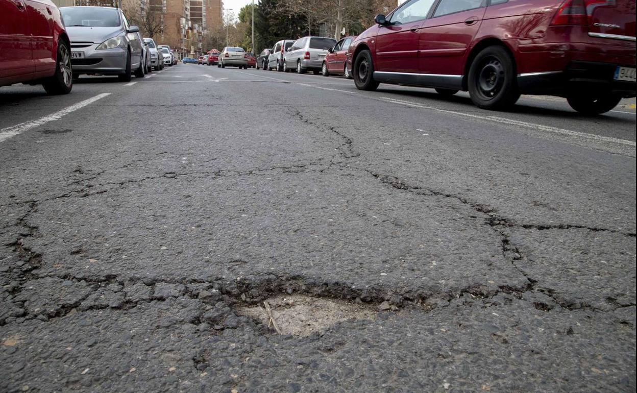 Imagen de archivo del asfalto deteriorado de una calle de Cartagena.