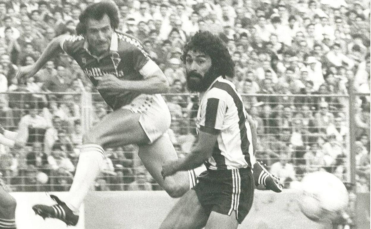 Pepe Vidaña se anticipa al paraguayo Felipe Neri en un Real Murcia-Cartagena disputado en La Condomina, en 1986.