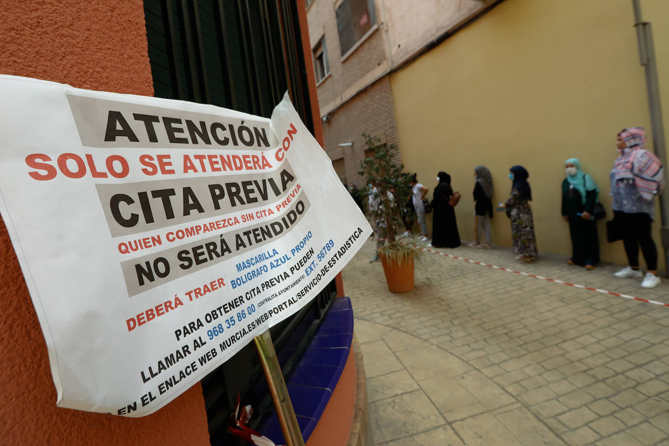Fotos: Largas colas en Murcia en los trámites para solicitar ayudas