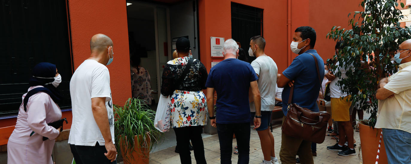 Fotos: Largas colas en Murcia en los trámites para solicitar ayudas