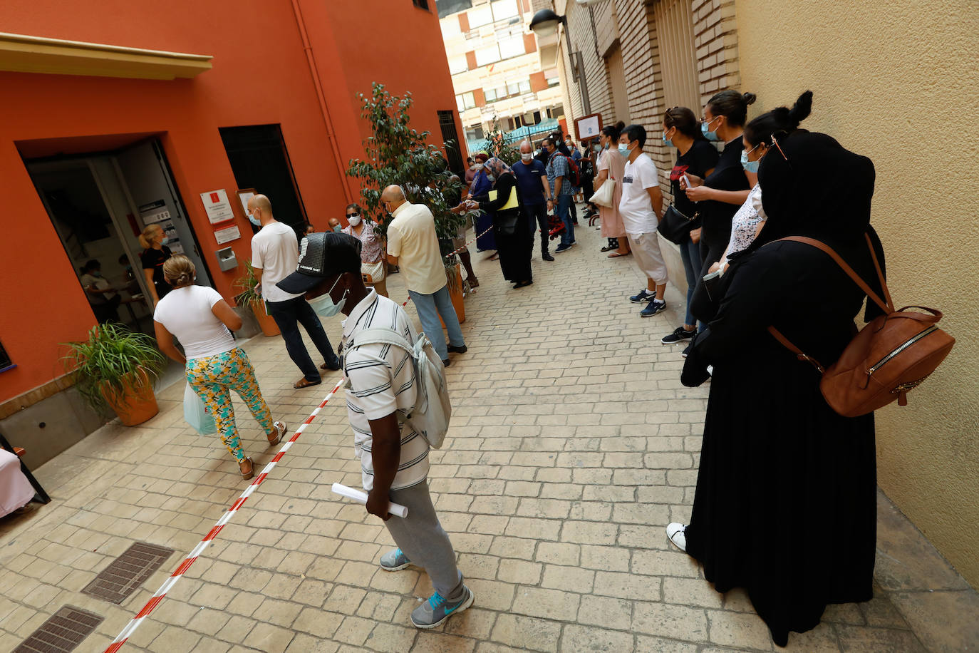 Fotos: Largas colas en Murcia en los trámites para solicitar ayudas