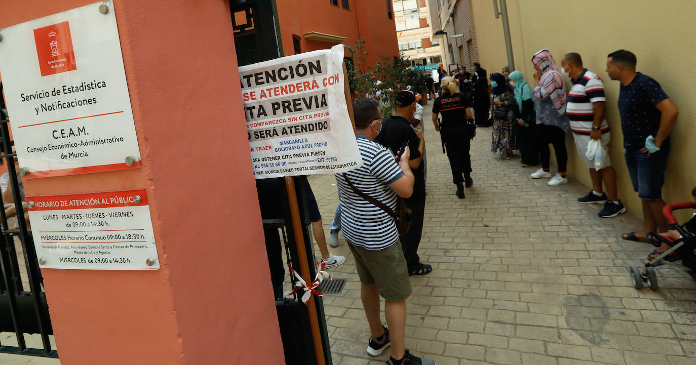 Fotos: Largas colas en Murcia en los trámites para solicitar ayudas