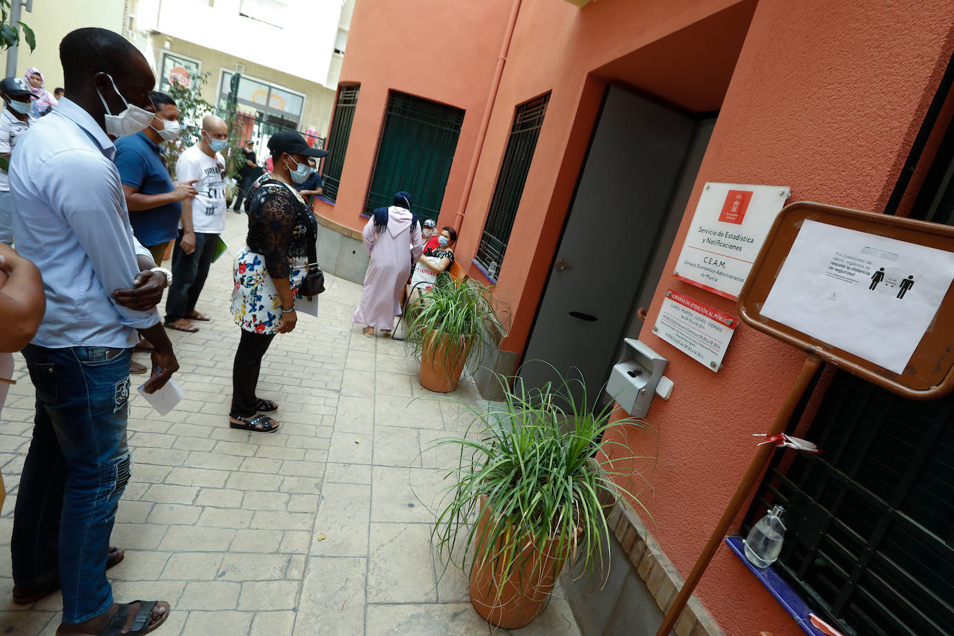 Fotos: Largas colas en Murcia en los trámites para solicitar ayudas