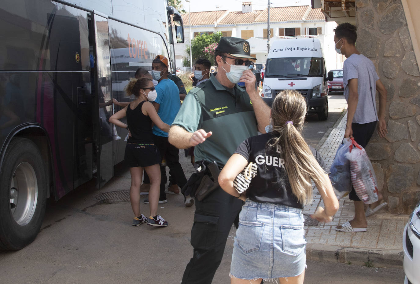 Fotos: Tensión en Los Nietos por llegar argelinos en cuarentena
