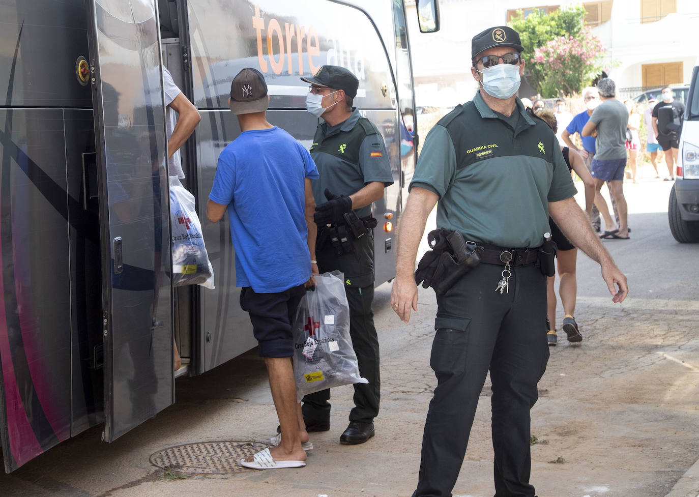 Fotos: Tensión en Los Nietos por llegar argelinos en cuarentena