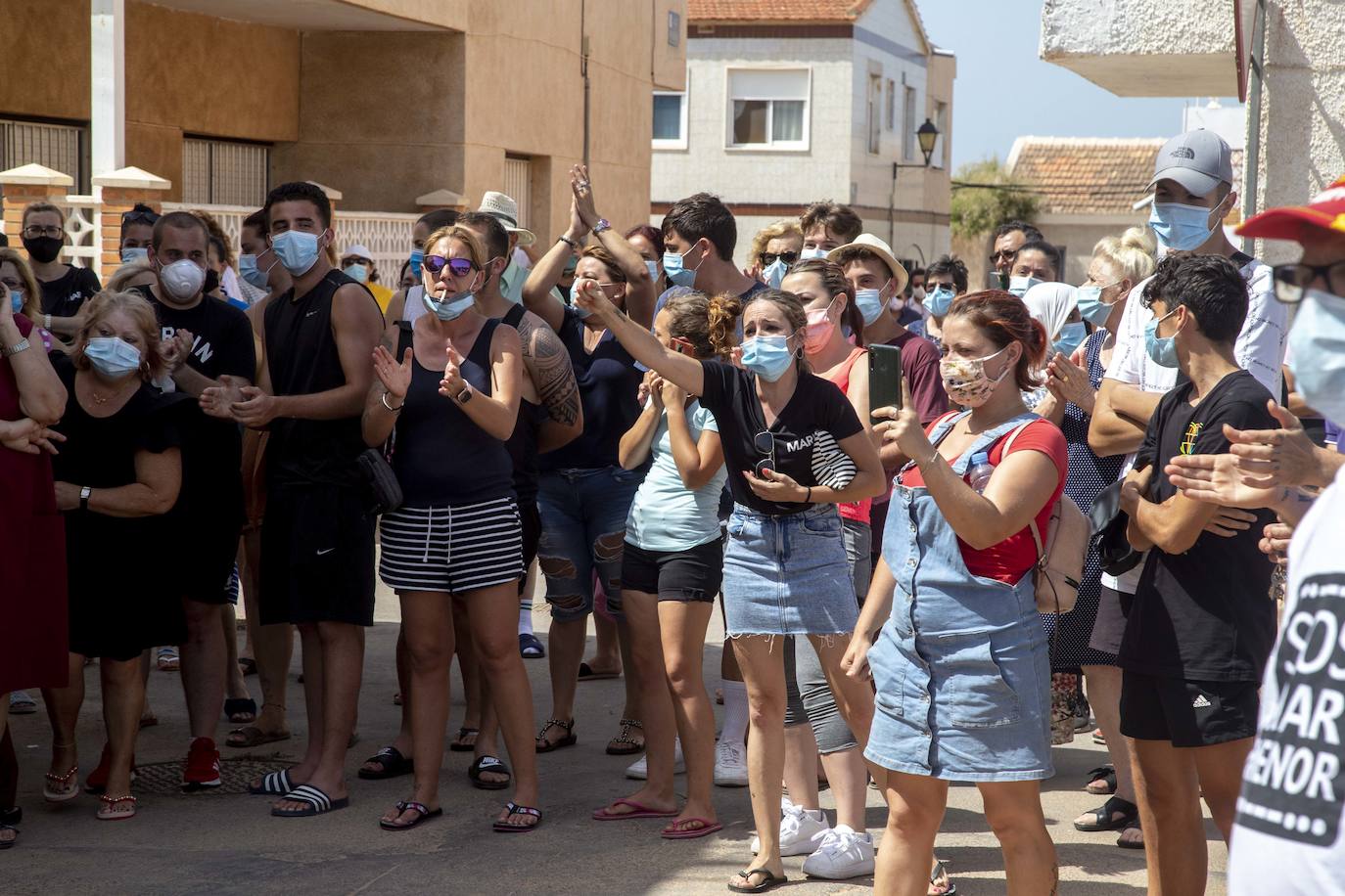 Fotos: Tensión en Los Nietos por llegar argelinos en cuarentena