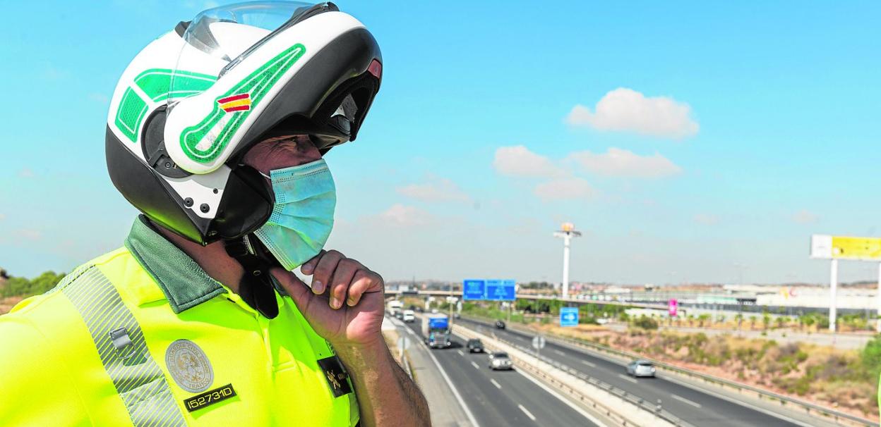 Un guardia civil de Tráfico vigila la circulación de la autovía A-7, sobre un puente situado frente a Nueva Condomina, en Murcia. 