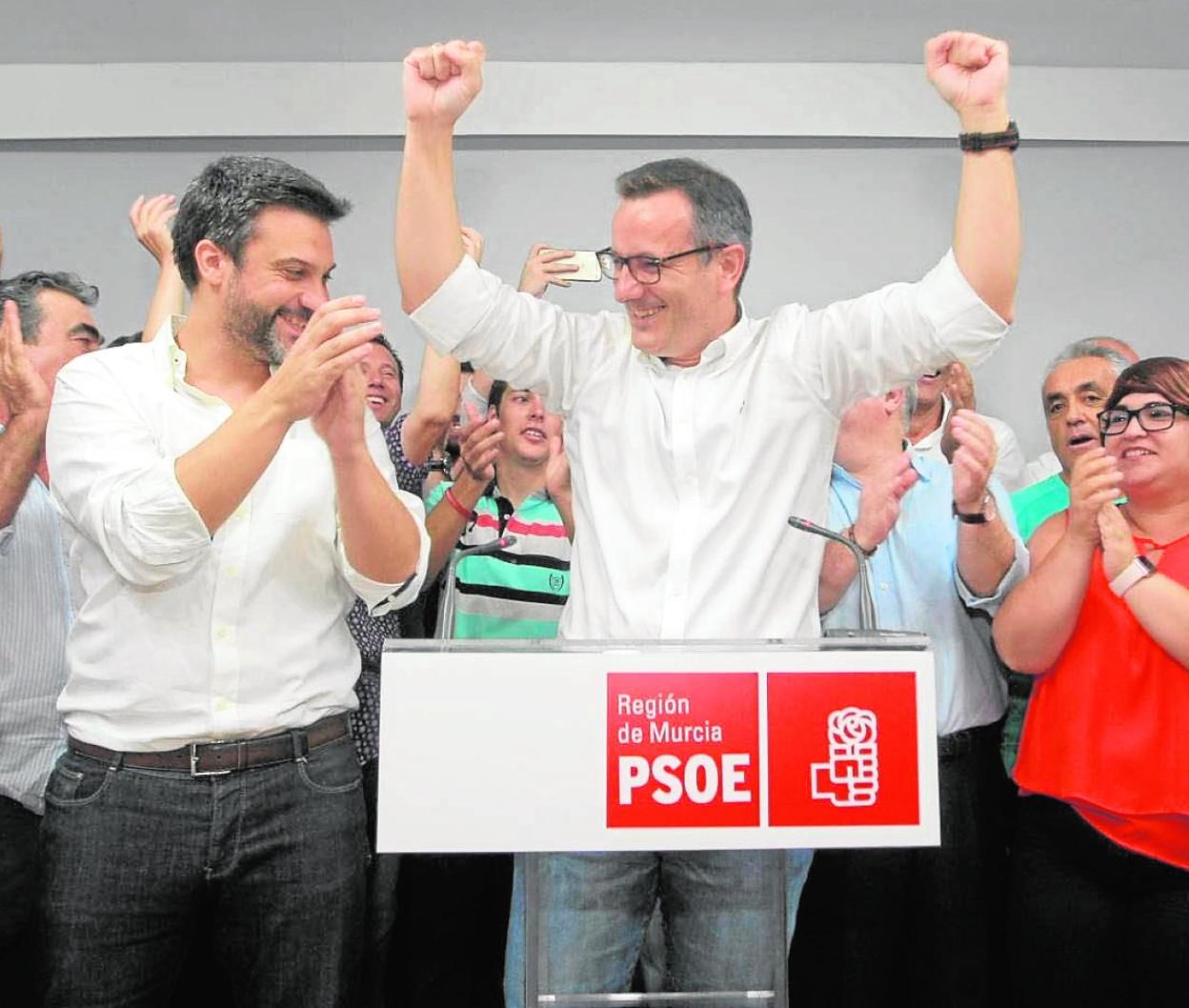 Diego Conesa y Joaquín López celebran la victoria en las primarias del PSRM de 2017. 