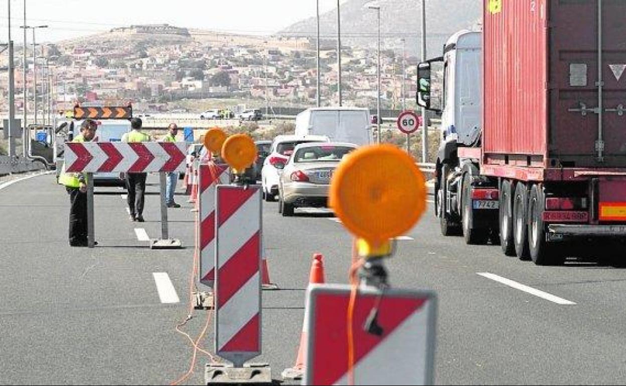 Obras en una carretera de la Región en una foto de archivo.