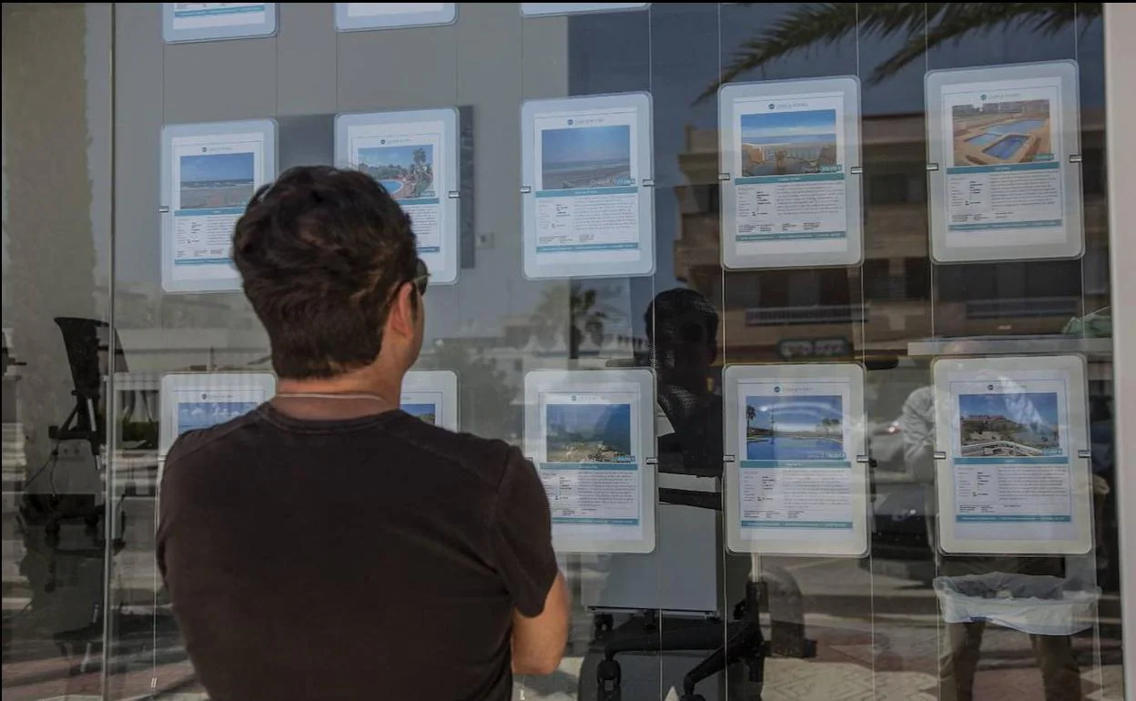 Un hombre observa las ofertas de una inmobiliaria en Cartagena, en una fotografía de archivo.