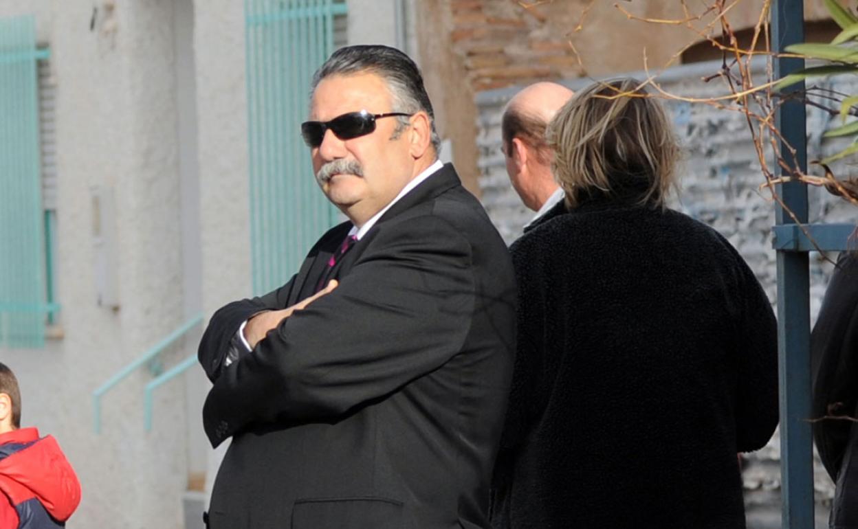 Simón Alcaraz, en 2013, en una calle de Aledo. 
