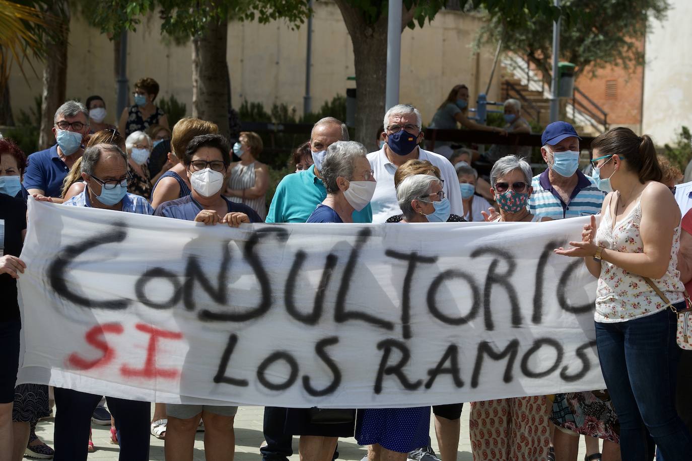 Fotos: Los vecinos de Los Ramos exigen la reapertura del consultorio