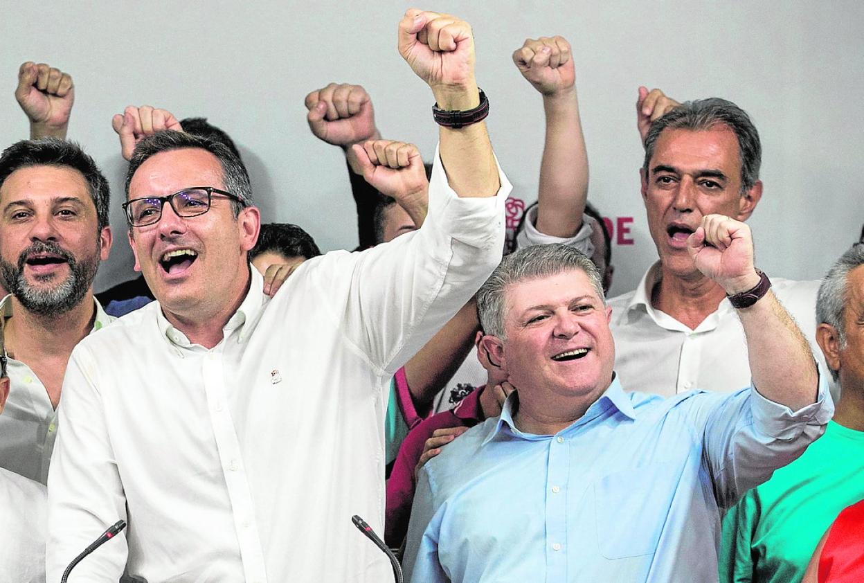 Diego Conesa y José Vélez, en primera línea, la noche en que el primero ganó las primarias a la secretaría general del PSRM, el 30 de septiembre de 2017. 