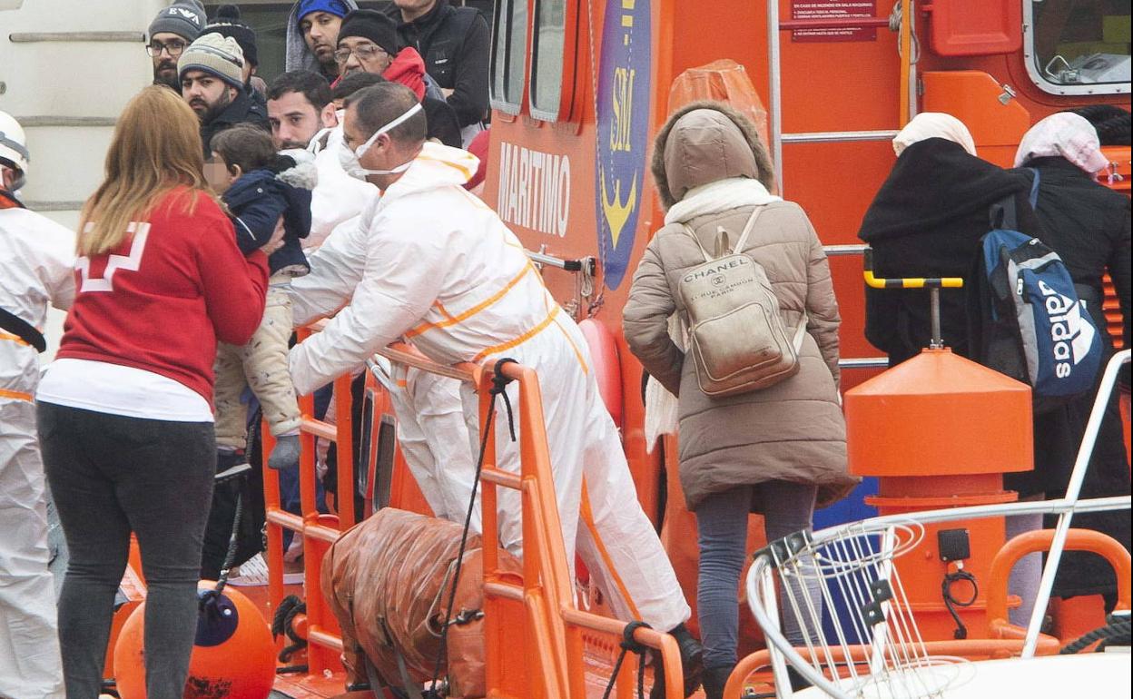 Llegada al Puerto de Cartagena de inmigrantes rescatados de una patera el pasado mes de febrero.