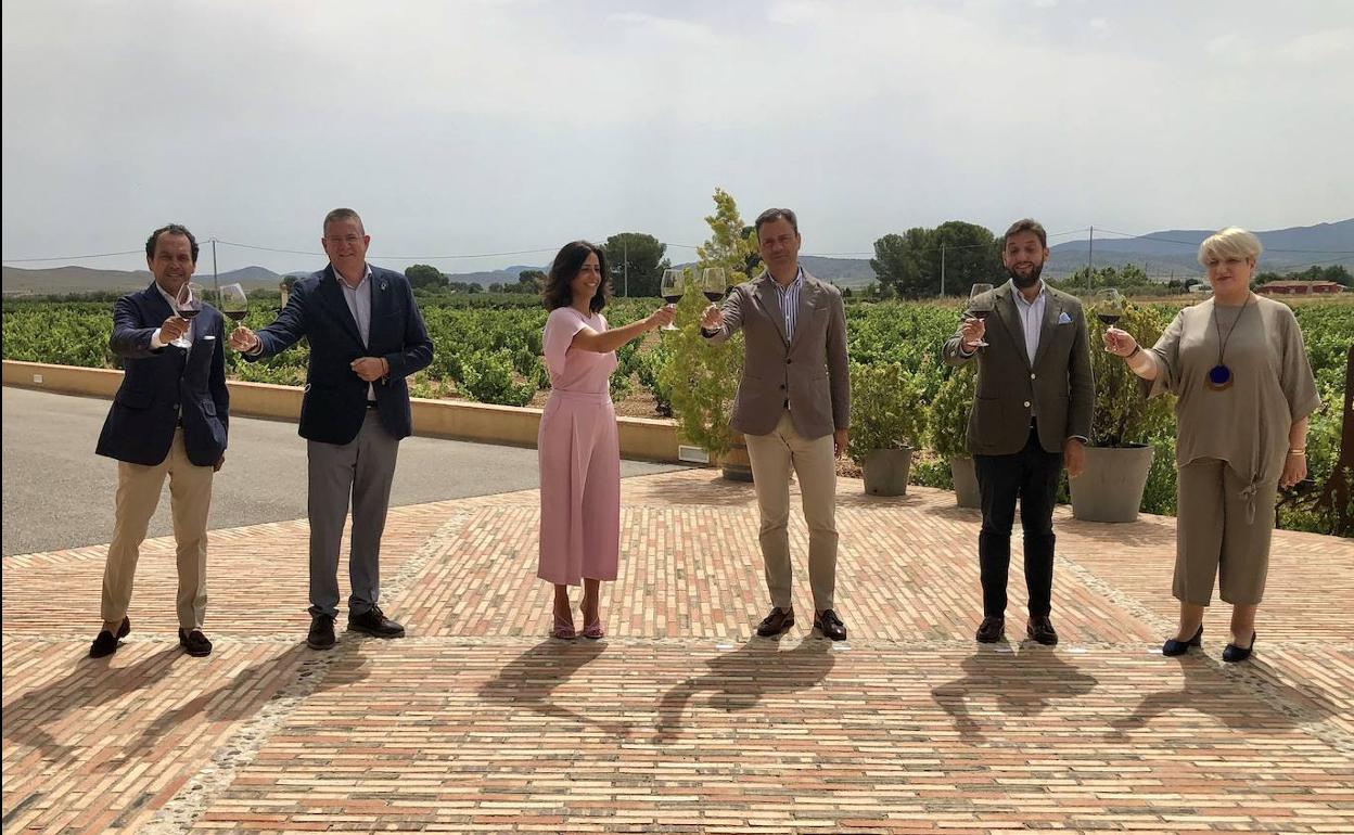 La consejera de Turismo, Juventud y Deportes en la presentación de la campaña turística en Yecla.