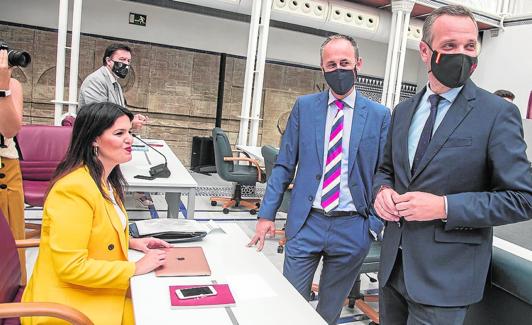 Miriam Guardiola, el consejero Javier Celdrán y Joaquín Segado, antes del pleno. 