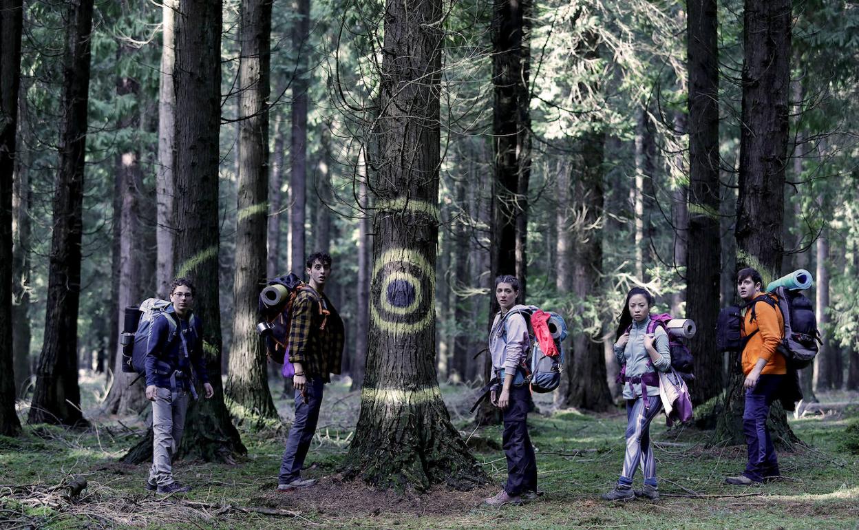 De perdidos al bosque. Los protagonistas de 'Caminantes' durante una secuencia rodada en otoño en Navarra.