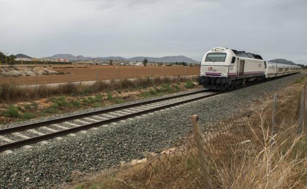 Un tren circula por el término municipal de Cartagena, en una foto de archivo.